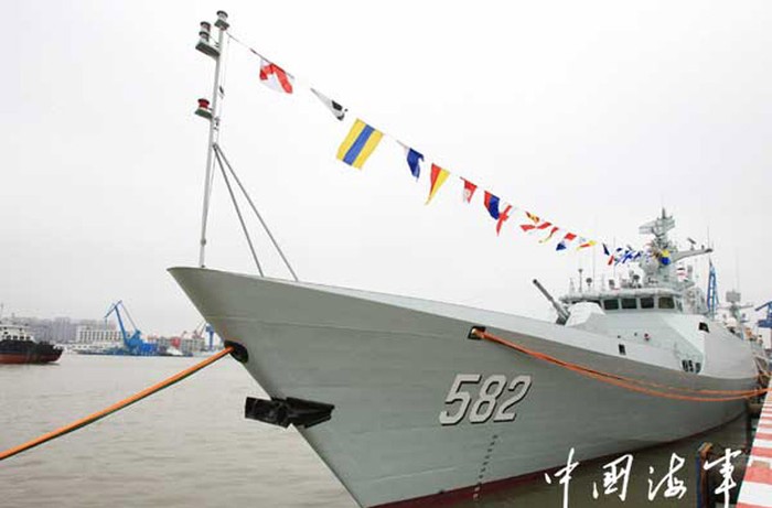 Tàu chiến tàng hình lớp Jiangdao Type 056 (số hiệu 582) trong lễ tiếp nhận trang bị Hải quân Trung Quốc. Hiện vẫn chưa rõ con tàu được đưa về biên chế trong hạm đội nào.